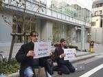 MODSTAND. To demonstranter frygter, at deres penge er forsvundet. De har taget plads uden for Mt. Gox' kontor. 