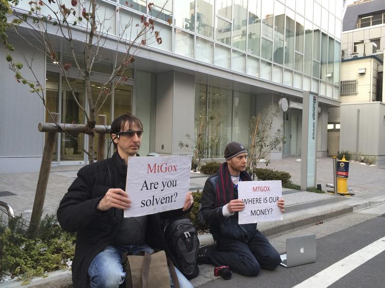 MODSTAND. To demonstranter frygter, at deres penge er forsvundet. De har taget plads uden for Mt. Gox' kontor. 
