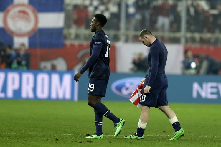 udslukte. Selv en ellers altid arbejdsom Wayne Rooney (th) forsvandt helt ud af opgøret mod Olympiakos. 