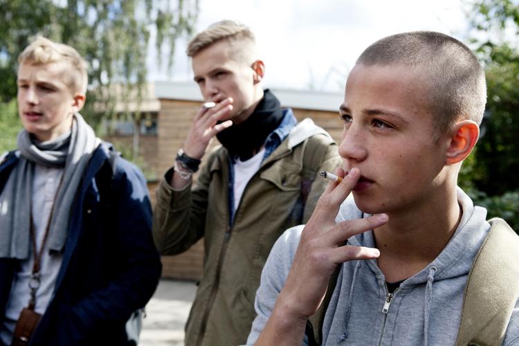 Skræmmende. Størrre advarsler, forbud mod små og billige pakker tobak og et farvel til smagsstoffer som mentol skal holde unge fra smøgerne i fremtiden. (arkivfoto) 