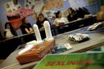 Præventivt. Især kvinder mellem 15 og 19 år får færre aborter. Sex og Samfund mener, at deres seksualundervisning bærer en del af ære for det. 