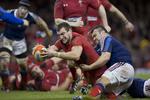 gentlemen. Rugby er ikke en sport for tøsedrenge. Men sporten er også styret af et stramt sæt regler og moralske retningslinjer. Her ses Wales-kaptajnen Sam Warburton bryde gennem det franske forsvar til en scoring i fredagens sejr på 27-6. 