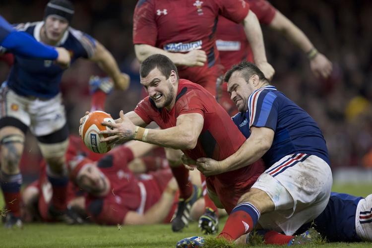 gentlemen. Rugby er ikke en sport for tøsedrenge. Men sporten er også styret af et stramt sæt regler og moralske retningslinjer. Her ses Wales-kaptajnen Sam Warburton bryde gennem det franske forsvar til en scoring i fredagens sejr på 27-6. 