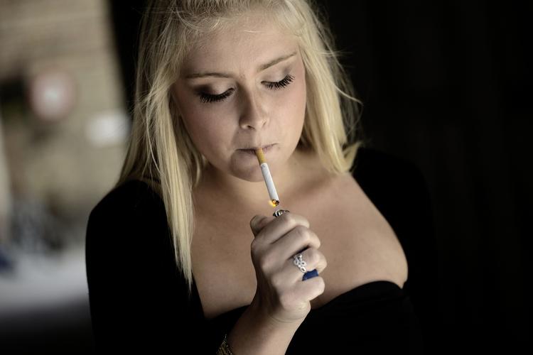 Farligt. Undersøgelsen viser, at kvinder, der ryger mere end ti cigaretter dagligt, har mere end dobbelt så høj risiko for at få levercirrose, også kaldet skrumpelever, sammenlignet med kvinder, der aldrig har røget. 