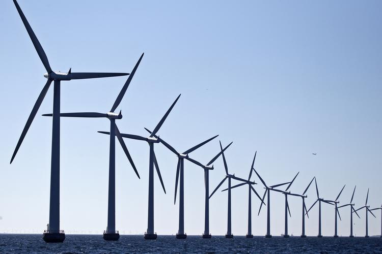 STOP.  Sæt opførelsen af flere store havvindmølleparker i bero, indtil de kan klare sig uden store tilskud, foreslår de økonomiske vismænd. 