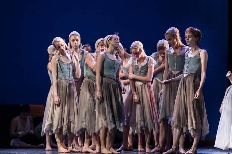 Skøger. Som modstykke til de rene hvide, klassiske svaner, sylfider og willier ender 'Manon' blandt de skrottede skøger. Pr-foto: Costin Radu 