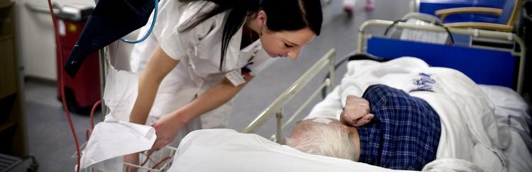 travlhed. Sygeplejeres arbejdsmængde og uddannelsesniveau har afgørende betydning for patienters overlevelse, viser stor undersøgelse. Arkivfoto. 