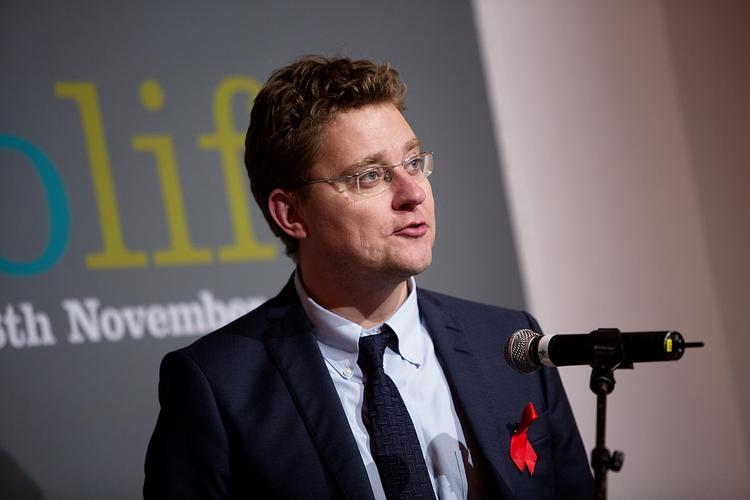 AFVISENDE. Regeringen står fast på sin ambition om, at Danmark skal være et samfund baseret 100 procent på vedvarende energi, siger klimaminister Rasmus Helveg Petersen. 