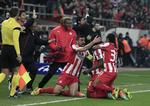 tiljublet. Olympiakos' Joel Campbell (midt) har scoret det flotte andet mål i kampen mod Manchester United. 