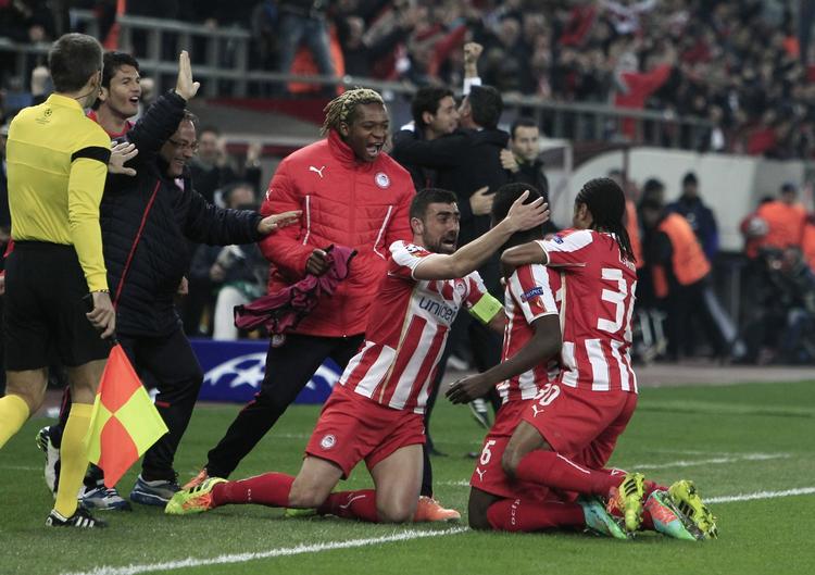 tiljublet. Olympiakos' Joel Campbell (midt) har scoret det flotte andet mål i kampen mod Manchester United. 
