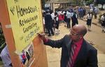 homolov. Pastor Martin Ssempa, antihomoaktivist, er her i gang med at færdiggøre en plakat med tilbud om gratis rådgivning om rehabilitering for homoseksuelle i Kampala i Uganda. 