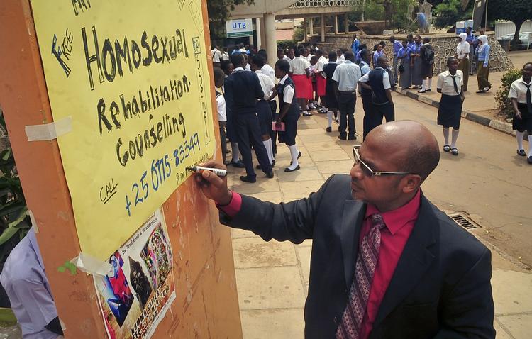 homolov. Pastor Martin Ssempa, antihomoaktivist, er her i gang med at færdiggøre en plakat med tilbud om gratis rådgivning om rehabilitering for homoseksuelle i Kampala i Uganda. 