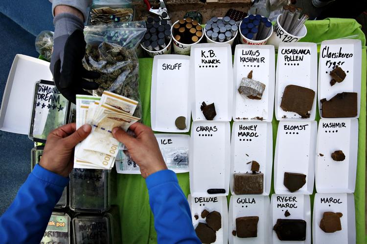 Hashhandel. På Pusherstreet, i parker og på gadehjøner omkring i København sælges hash, pot og skunk ulovligt. Ifølge politiet står veletablerede kriminelle organisationer bag den omfattende handel, og prisen på gadeplan bliver den samme, uanset hvor store mængder af cannabis, politiet beslaglægger. 