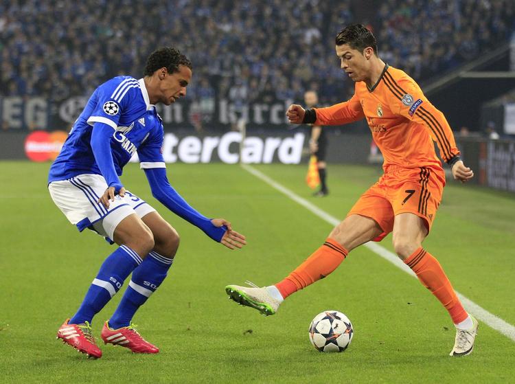 Duel. Schalke's Joel Matip (tv.) og Real's Cristiano Ronaldo. 