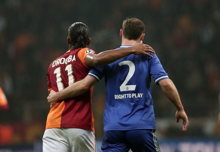 Venner. Tidligere Chelsea-stjerne, Didier Drogba fra Galatasaray (tv) og Branislav Ivanovic, Chelsea. 