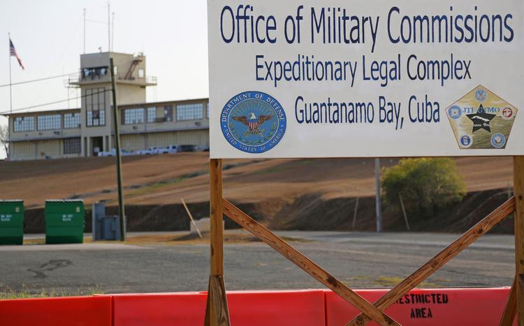 Anklager. To tidligere indsatte i Guantanamo-lejren, som begge er franske statsborgere, beskylder en nu pensioneret kommandant for systematisk tortur. 