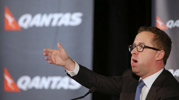 lønnedgang. Alan Joyce, koncernchefen i Qantas, fortæller om den dramatiske sparerunde. Selv beholder han jobbet, men går 36 procent ned i løn. 