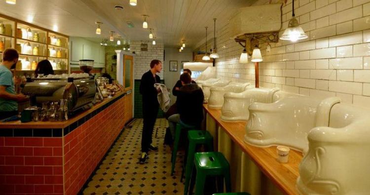 Toiletmad. Kaffen og maden fejler angiveligt ikke noget på The Attendant, hvis man ellers kan klare omgivelserne. 