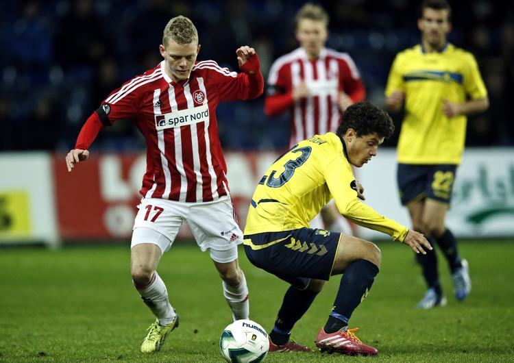 enegang. Brøndby er den klub, der tiltrækker sig flest seere, når tv sender superligakampe. Og det vil klubben have flere penge ud af. Derfor melder Brøndby IF sig ud af klubbernes fællesskab omkring salget af tv-rettigheder. 