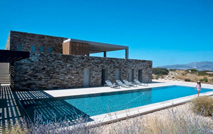 <cutline_leadin>Luksus.</cutline_leadin> Denne villa med fantastisk udsigt, egen strand og isoleret fra naboerne ligger på øen Antiparos i Kykladerne. Man behøver ikke at købe. Den slags villaer kan også lejes.<fotograf> Foto: Maro Kouri/Polaris</fotograf> 