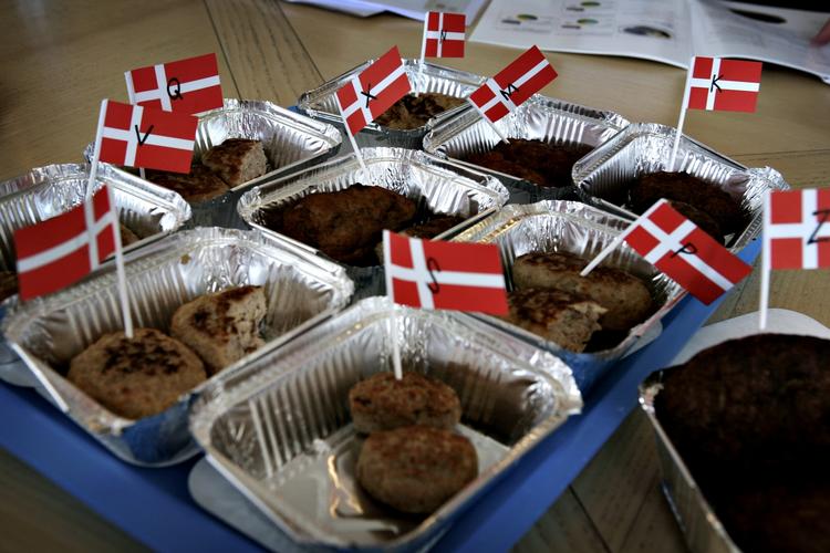 Værdidebat. Debatten om den danske kultur er så præget af ligegyldighed, at de gode og vigtige dele af vores kultur forsvinder ned i et potpourri af frikadeller, flagstænger og juletræer. 