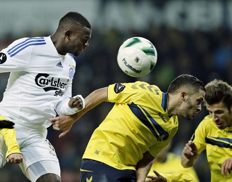 Duel. Riza Durmisi (i midten) og co. kom til kort mod den dobbelte målskytte, Igor Vetokele (tv). 