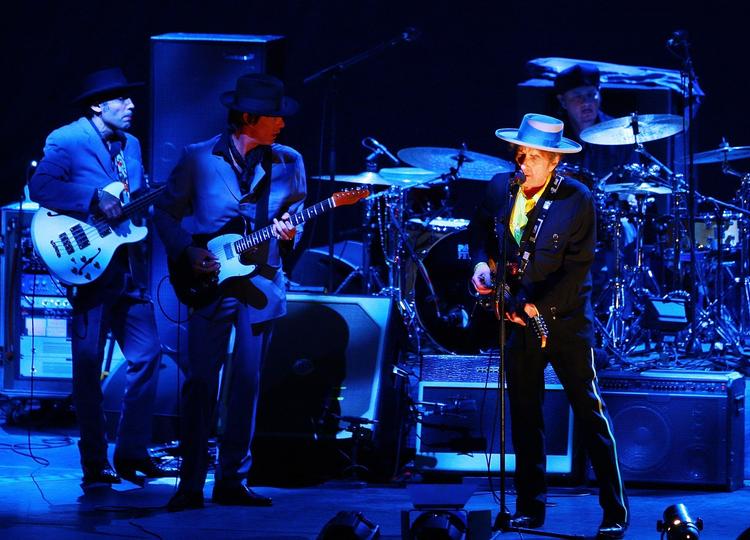 Retur. Flad hat og håret tilbage. Bob Dylan kommer til Aarhus til juli. 