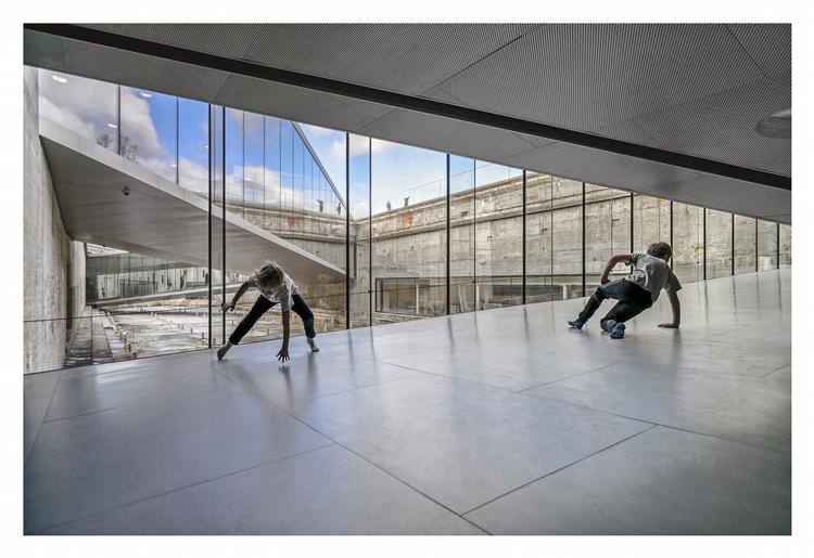 Mærk arkitekturen. På M/S Søfartsmuseet i Helsingør lægger den legende arkitektur op til at blive indtaget med hele kroppen, mens den blotlagte tørdok fortæller stedets historie. 