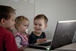 Mediebrugere. Børn er livlige brugere af film, tv, computerspil og internet, og derfor skal deres forældre lære dem, hvordan de skal bruge medierne uden at tage skade. 
