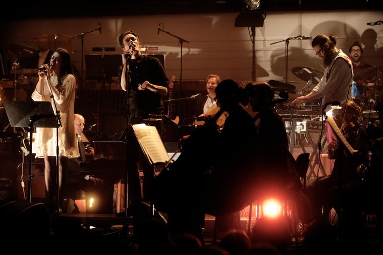 Hjemstavn. De tre medlemmer af Efterklang havde inviteret kolleger, lokale kræfter og familie til at optræde til deres 'The Last Concert' i Sønderborg onsdag aften. 