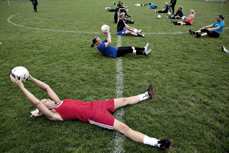 SJOVT. Dansk forskning viser, at fodbold gør det lettere at dyrke motion - også for voksne, som ikke er vant til at spille bold. 