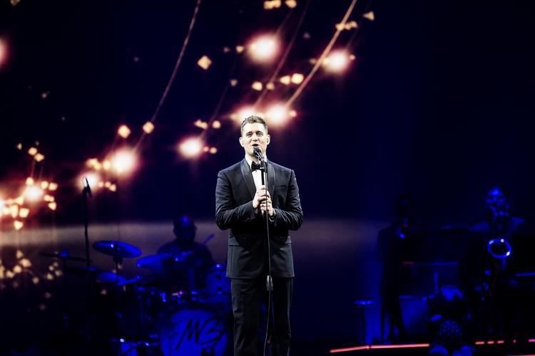 Charmetrold. Canadiske Bublé kan både synge, danse og har humor. Men han var til gengæld også en anelse for lalleglad til onsdagens koncert i Forum. 