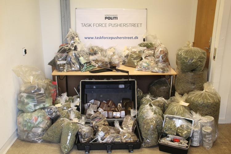 Konfiskeret. Bunkerne af beslaglagt cannabis tårner sig op hos Københavns Politi. 