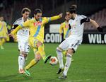 Duel. Napoli's Gonzalo Higuain (tv.) og Swansea's Chico. 