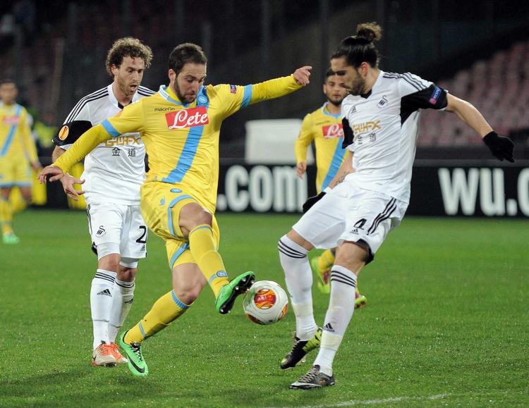Duel. Napoli's Gonzalo Higuain (tv.) og Swansea's Chico. 
