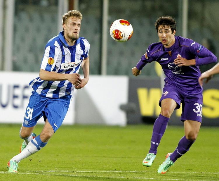 Duel. Esbjerg's Jesper Rasmussen, (tv.) og Fiorentina's Ryder Matos. 