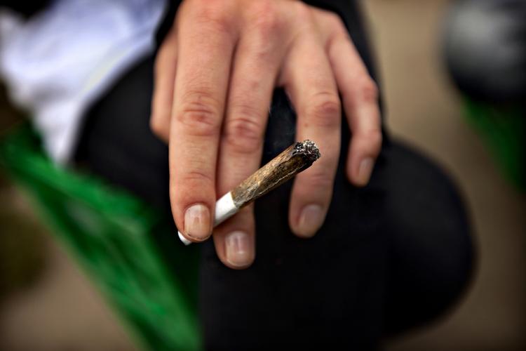 Joint. Cannabis er klassificeret som farligt for færdselssikkerheden af Justitsministeriet, og bagatelgrænsen for indhold i blodet er 0,001 milligram per kilo blod, hvilket stort set svarer til en nultolerance, idet det er forbudt at ryge hash i Danmark. 
