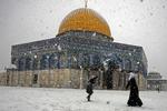 Forbud. Israel forbyder muslimske mænd under 50 år at besøge al-Aqsa-moskeen i Jerusalem i forbindelse med fredagsbønnen. 