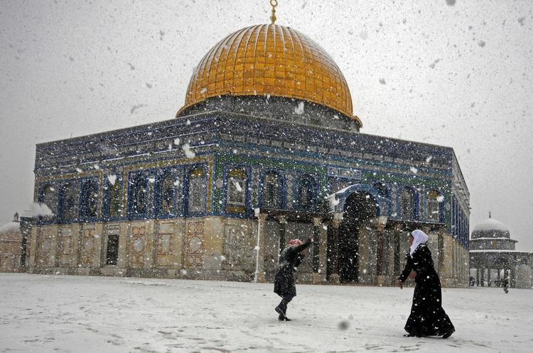 Forbud. Israel forbyder muslimske mænd under 50 år at besøge al-Aqsa-moskeen i Jerusalem i forbindelse med fredagsbønnen. 