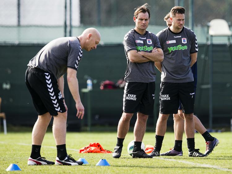 Overvåget. Den fyrede træner Peter Søren (tv) på træningslejren i Tyrkiet for tre uger siden, hvor sportschef Brian Steen Nielsen (i midten) og den nye chef Jesper Fredberg (th) måske allerede var med at lave nye planer for AGF-holdet. 