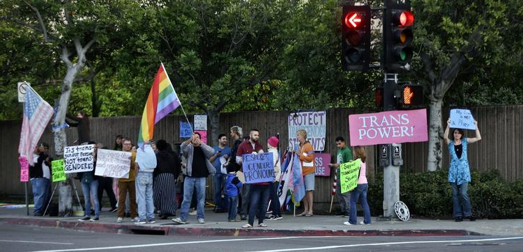 Kønsskifte. Regeringen vil lempe reglerne for juridisk kønsskifte, så transkønnede helt uden bevis på indgreb eller diagnose kan skifte køn på papiret. Her ses studenter ved en demonstration for LGBT-rettigheder i USA. 