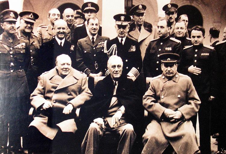 topmøde. Storbritanniens Churchill (til venstre), USA's Roosevelt (i midten) og Sovjetunionens Stalin (til højre) på Lividiapaladset i Jalta på Krimhalvøen. Nyhedsbureauet AP skriver, at billeddateringen er usikker, men topmødet fandt sted i begyndelsen af februar 1945. På topmødet fik de tre statsledere fordelt opgaverne for de sidste måneder af Anden Verdenskrig, men vigtige dagsordener opnåede de ikke enighed om, og mødet blev et af de første tegn på, at de allierede var ved at dele sig i en vest- og en østfront. 