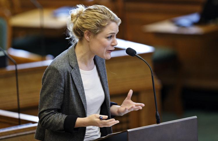 TILFREDS. Johanne Schmidt-Nielsen glæder sig over, at socialminister Karen Hækkerup (S) har inkaldt Folketingets partier til at finde en løsning, så Songül Yüksel, og andre børn i samme situation, kan blive i Danmark. 