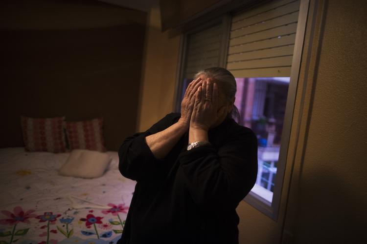 boligløs. Spanske isabel Cadiz Maya er en af de mange millioner arbejdsløse europæere. Sidste fredag ventede hun på, at politiet skulle komme og smide hende og familien ud af lejligheden i Madrid. 