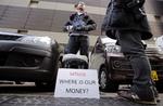UVISHED. Demonstranter har de seneste dage opholdt sig foran Mt. Gox' bygning i Tokyo, hvor de har ventet på svar om fremtiden for deres penge. 