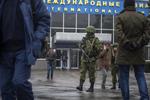 Bevogtning. En uidentificeret bevæbnet mand holder vagt foran den civile lufthavn i Simferol på Krim-halvøen i Ukraine, der i nat blev indtaget af bevæbnede mænd, som dog senere forlod lufthavnen igen. 