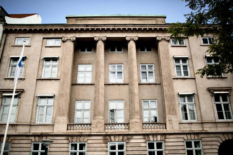 McKinsey-kontor. McKinsey skal komme med et bud på, hvordan udvalget gennem nøgletal kan holde øje med, om skoler, kommuner og erhvervsuddannelser leverer varen. 