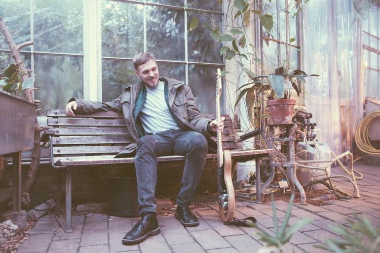 Ener. Med lige dele Al Green og Elliott Smith i stemmen har Kristian Finne begået årets første store danske album.