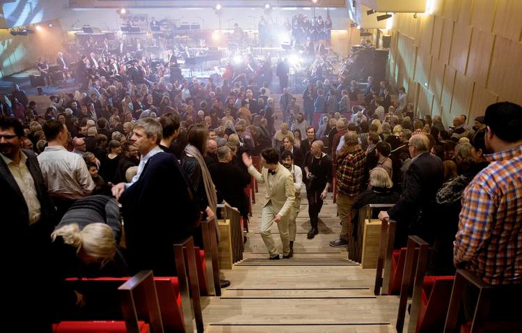 <cutline_leadin>farvelkomst.</cutline_leadin> Rasmus Stolberg (forrest på trappen) og resten af Efterklang stammer fra Sønderborg og er altid vendt tilbage trods international succes. Også onsdag aften, da bandet gav sin sidste koncert. 