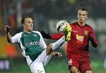 Duel. Viborgs Christopher Poulsen og FC Nordsjællands Kristian Lindberg. 